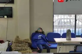 小朋友下楼捡玩具忘带钥匙，把自己锁在了门外图片