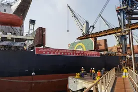 塞拉利昂首船新唐克里里铁矿石发往中国图片