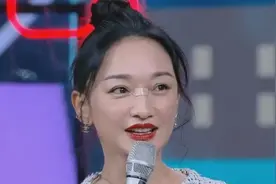 周迅脸上贴创可贴亮相 竟是躺着玩手机被砸伤图片