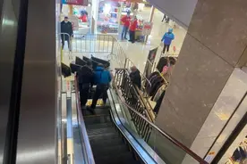 痛心！上海一购物中心内，3岁男童脚掌被自动扶梯夹断图片