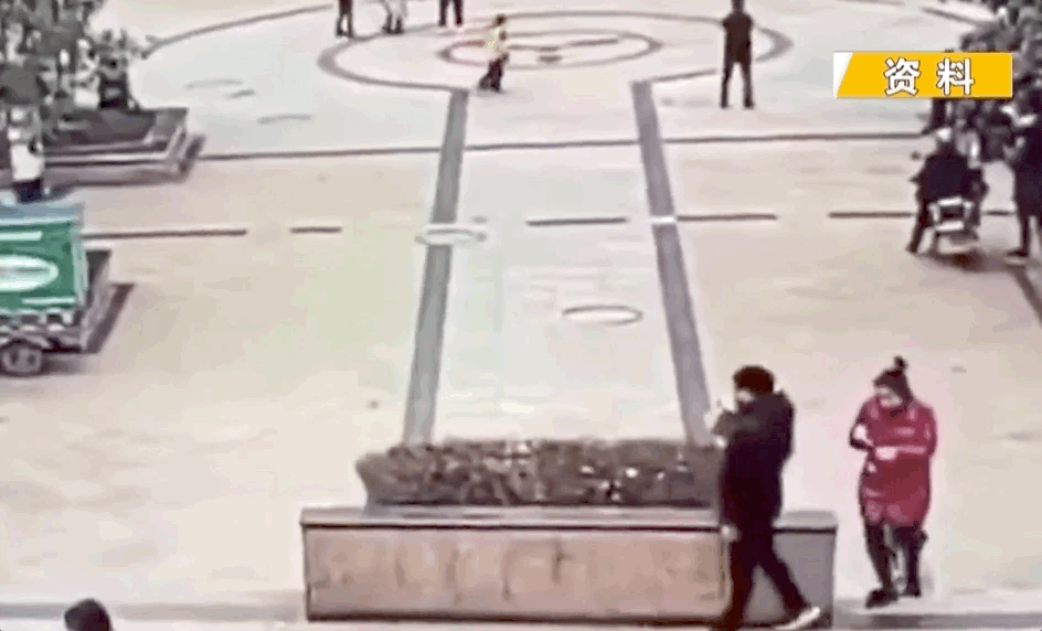 男孩将鞭炮扔进下水道，五个井盖瞬间炸飞！燃放烟花爆竹需谨慎图片