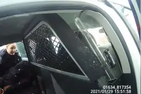 9岁女孩“要见爸爸”，美国警察将其锁进警车喷射胡椒喷雾？图片