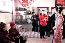 72秒｜“你保卫国家我守护小家” 烟台军嫂和兵哥哥隔空举办“云婚礼”视频封面