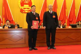 黄建华当选韶关市人大常委会副主任，陈小飞当选韶关市中级人民法院院长图片