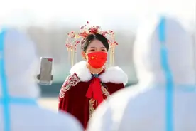 大婚当天新郎不在，新娘自驾去了婆家……图片