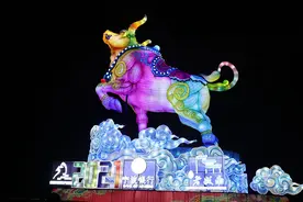 南京：秦淮灯会巨型生肖牛灯点亮图片