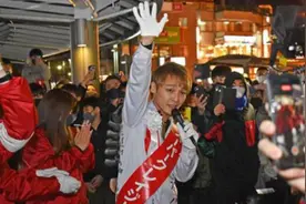 日本一歌手当选市议员：头染金发 跳舞拉票图片