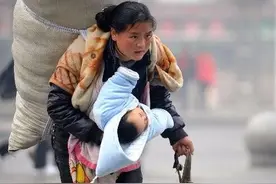 11年前那位感动中国的“春运母亲”，找到了图片