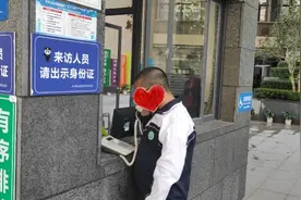 深圳校园禁入手机后：手机存专门保险柜，门卫固话免费用图片