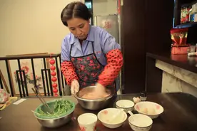 留沪过年，吃盐城阿姨做的“淮扬第一菜”！鲜嫩美味的“狮子头”这样做 |晨吃客·年味儿⑦图片