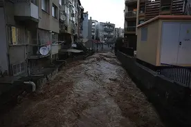 土耳其伊兹密尔强降雨导致严重洪涝灾害 市长呼吁市民非必要不外出图片