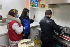 「就地过年 暖在身边」留汉东北夫妻的饺子铺“活了”图片