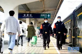 「新春走基层」祖孙三代乘警接力护航春运返乡列车图片
