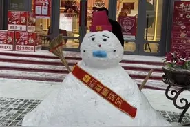 来自雪人的反击！男子飞脚踹雪人，结果自己摔倒跪地不起图片