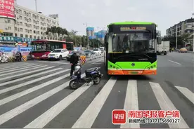 南宁一电动车闯红灯，公交车急刹避让致乘客受伤！交警：电动车全责图片