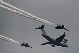 印度班加罗尔航展在空军基地举行 国防部长出席图片