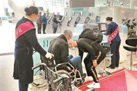 轮椅不能进客舱！70岁老人如何登机？图片