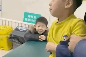 哥哥打疫苗上演“反转”剧情，弟弟在旁一脸嫌弃图片