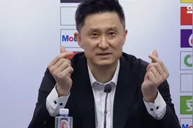 榜首大战广东胜辽宁，杜锋比心向球迷拜年图片