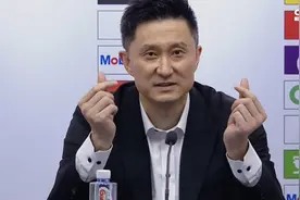 榜首大战广东胜辽宁，杜锋比心向球迷拜年图片