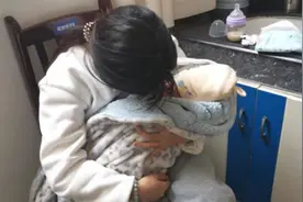 四川一刚出生40天女婴放草坪上晒太阳，被男童踩伤头部，母亲很内疚图片