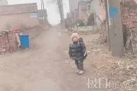 2岁男童站在村口痴盼父母归乡，网友：眼睛好酸图片