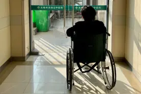 陈志朋脚步受伤坐轮椅 发文感慨身体健康很重要图片