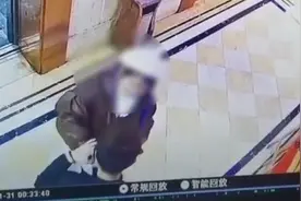 在电梯被陌生女子搂抱强吻后，他发文：她很吸引我……图片