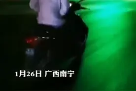 危险！南宁一男子骑电动车双手离把“耍杂技”，被交警部门处罚图片