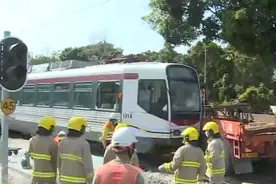 香港屯门一轻铁列车与货车相撞，已致22人受伤图片