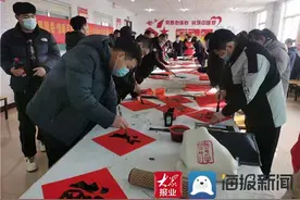 高唐县杨屯镇：“翰墨飘香，情暖百姓”为困难群众送春联图片