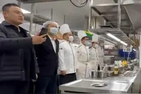 老板带头唱歌送别离职员工，唱到最后大家都哽咽了图片