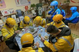 一碗热水饺送给外卖小哥“这个小年在成都也有北方老家的感觉”图片