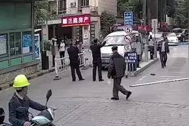 南宁一小区保安与车主因停车费起纠纷，3人先后倒在车前喊“救命”图片
