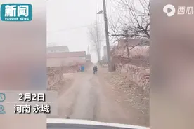 夫妻俩驾车750公里回家过年，发现家门口有个人影，看清后瞬间泪奔图片