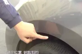 挪车晚了十几分钟，老人报复划车？附近邻居：这是固定车位图片
