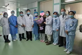山东省立三院血液科：自体造血干细胞移植患者顺利出仓图片
