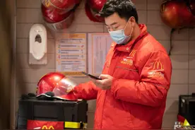 坚守岗位跑外送，留沪过年也精彩！他还想给异地家人点一份“亲情送”| 留在上海过大年图片