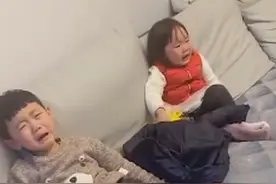 两个萌娃在家看父母结婚时的视频，随后反应令人哭笑不得图片