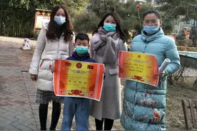 东平县第四实验小学开展“寒假送奖状”活动图片