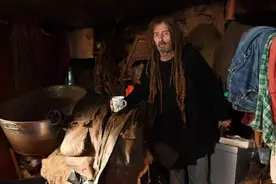 没水没电！男子在小木屋住20年 15年没剪过头发图片