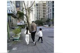 汪小菲手牵儿女幸福逛街 女儿大长腿吸睛图片