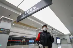 “闲不住”的女警小艾图片