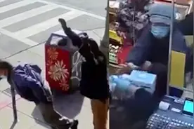 美91岁华裔老人走路时，被人从背后一把推倒，面朝下倒地不起视频封面