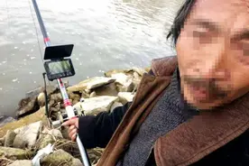 用可视锚鱼竿在沱江内钓鱼，一男子被民警抓获图片