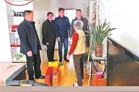 “高档酒瓶是老人从亲戚家宴上带回的空瓶”图片