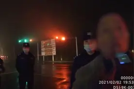 女司机一身酒气遇查，称吃了两颗荔枝视频封面