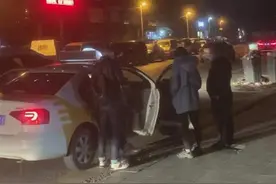 男子醉卧出租车内打鼾，司机无奈报警求助图片