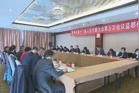 潍坊青州市：市委书记韩幸福到益都代表团与代表们一起审议政府工作报告图片