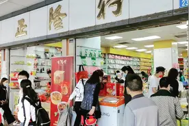 年味浓！一德路“年货街”冲刺大甩卖，市民置办什么？图片